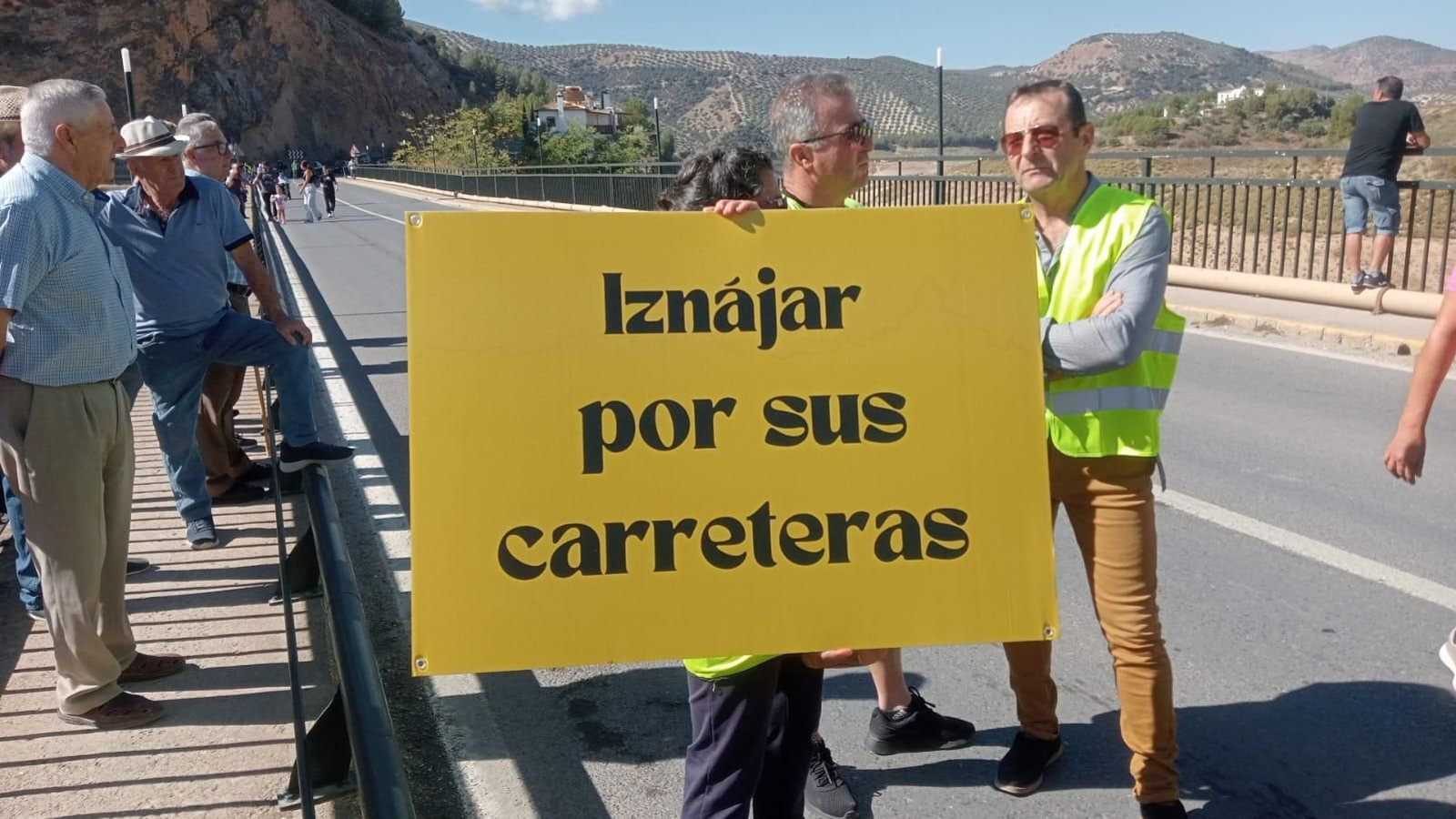 La protesta de Iznájar por el mal estado de las infraestructuras y los servicios públicos, en fotografías