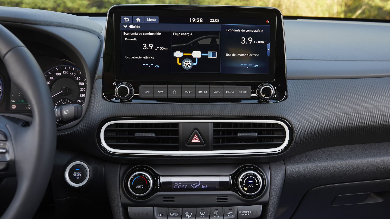 Interior con la pantalla de 10 pulgadas del nuevo Kona Híbrido.