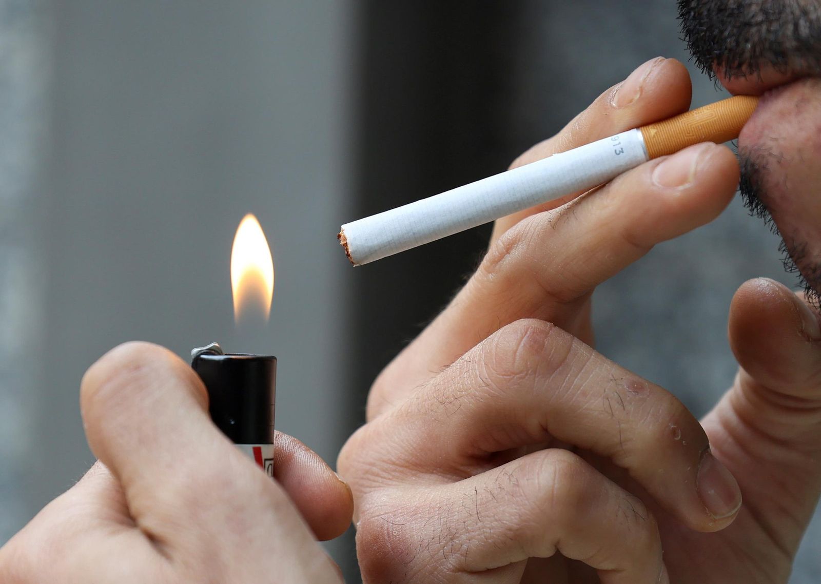 Un fumador en una imagen de archivo.