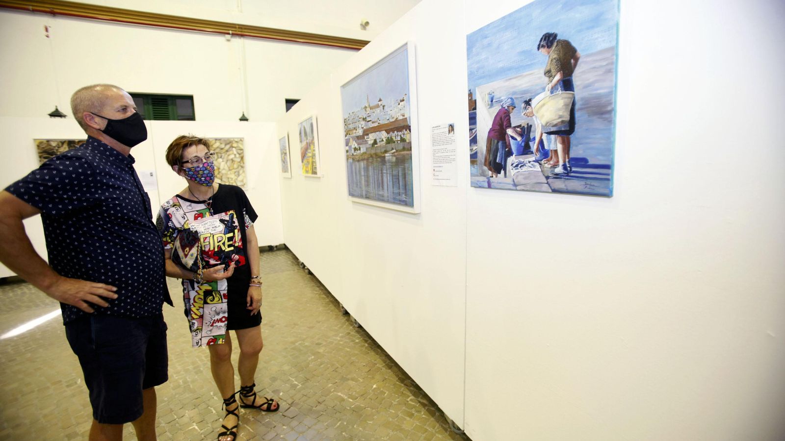 Dos visitantes contemplan una de las obras expuestas