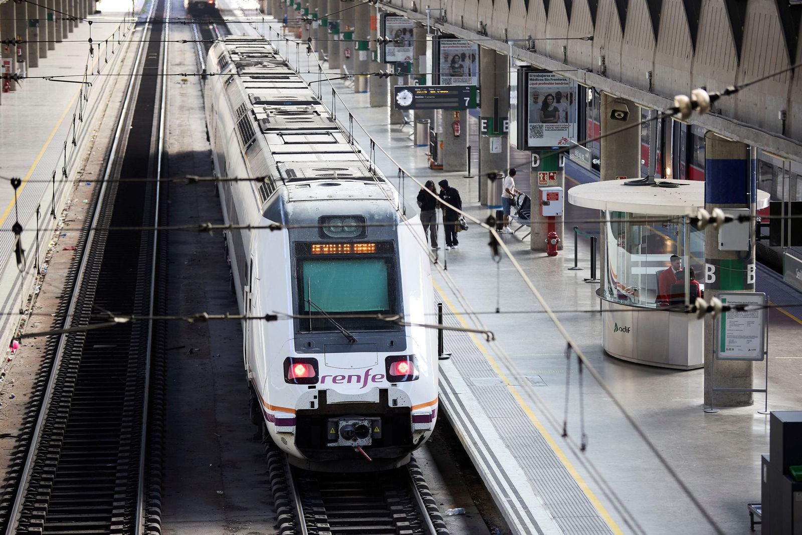 Un tren de Media Distancia en la estación de Santa Justa