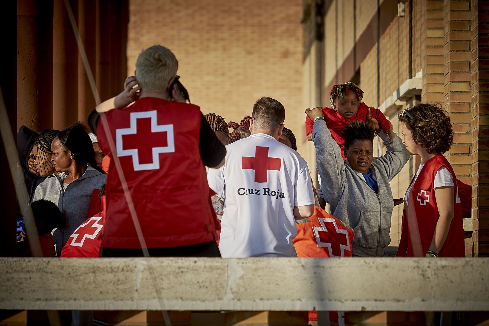 Mujeres y niños migrantes llegan a Puerto Elcano
