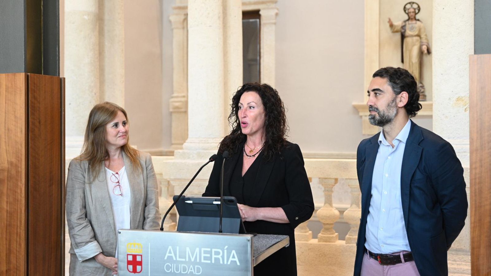 La alcaldesa junto a Eva Parapar, de la Agencia NF Media, y el concejal Joaquín Pérez de la Blanca