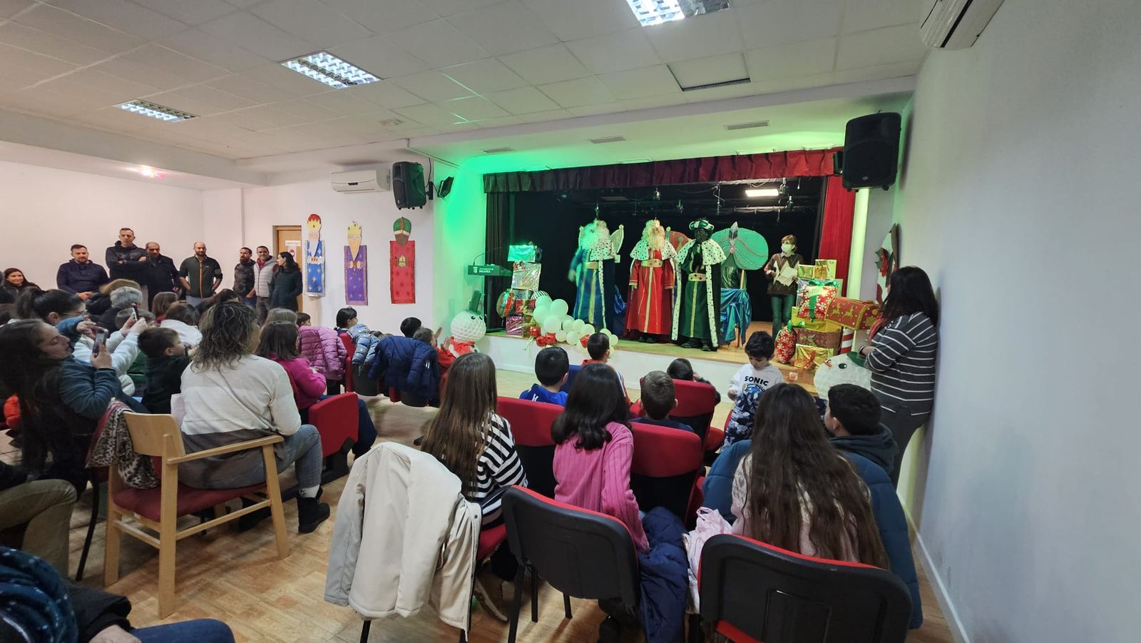 Así ha sido la llegada de los Reyes Magos a Bacares: decenas de regalos a niños y mayores