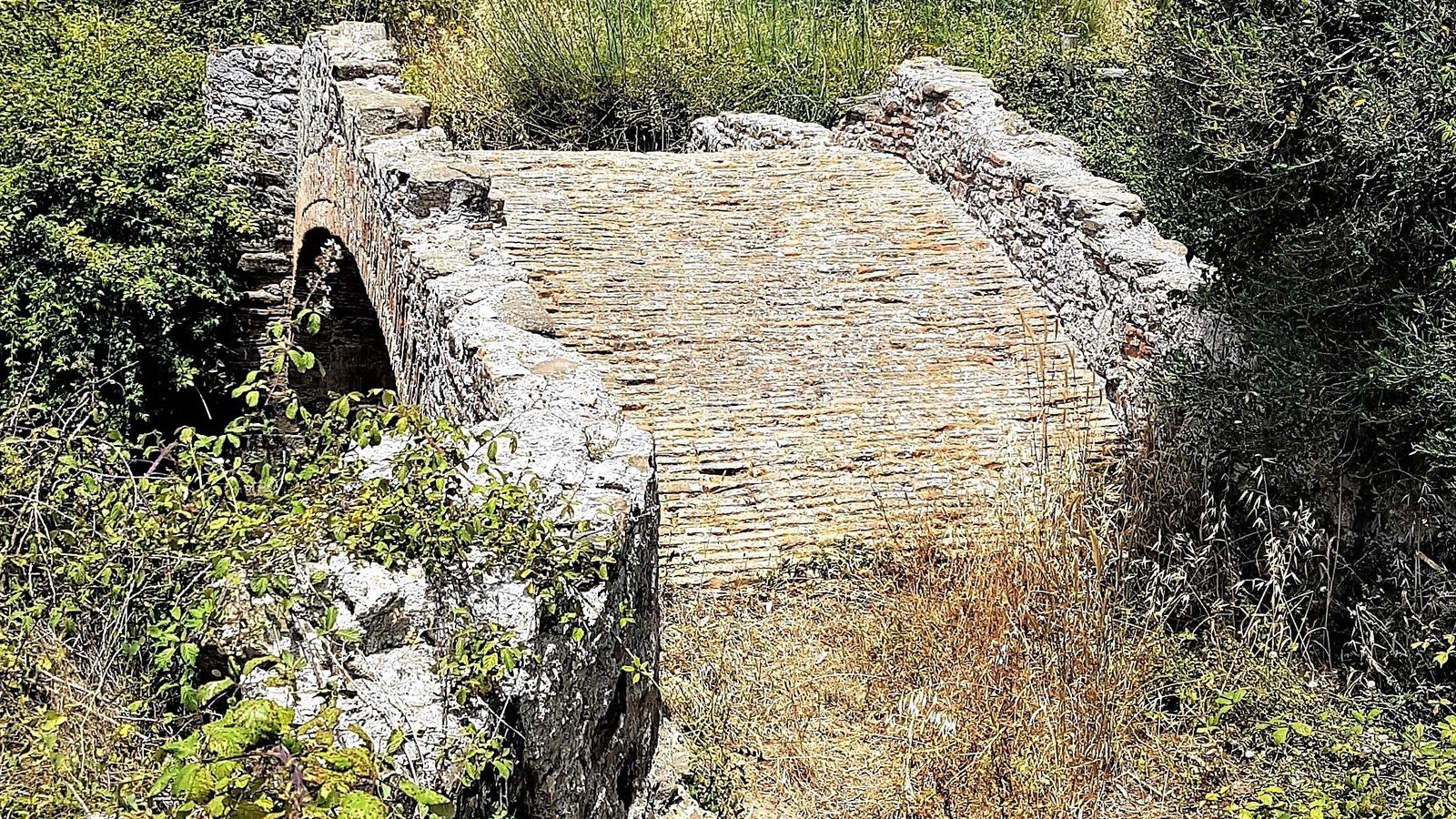 Se aprecia el piso de ladrillo desnudo y los daños en los pretiles.