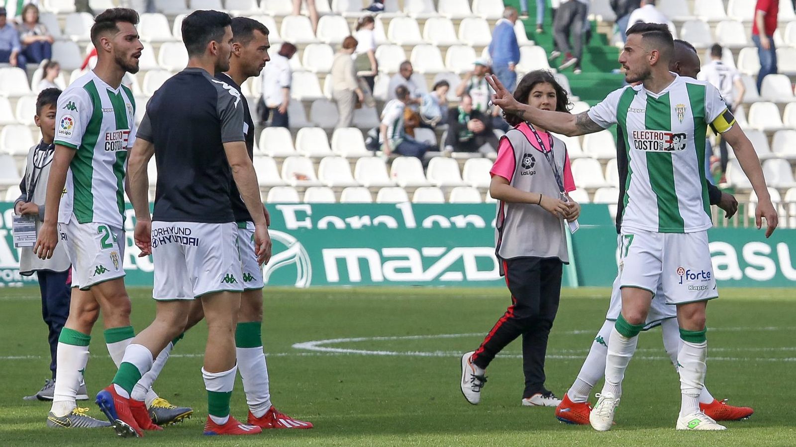 Fernández muestra su enfado al final del encuentro ante el Sporting. Fernández muestra su enfado al final del encuentro ante el Sporting.