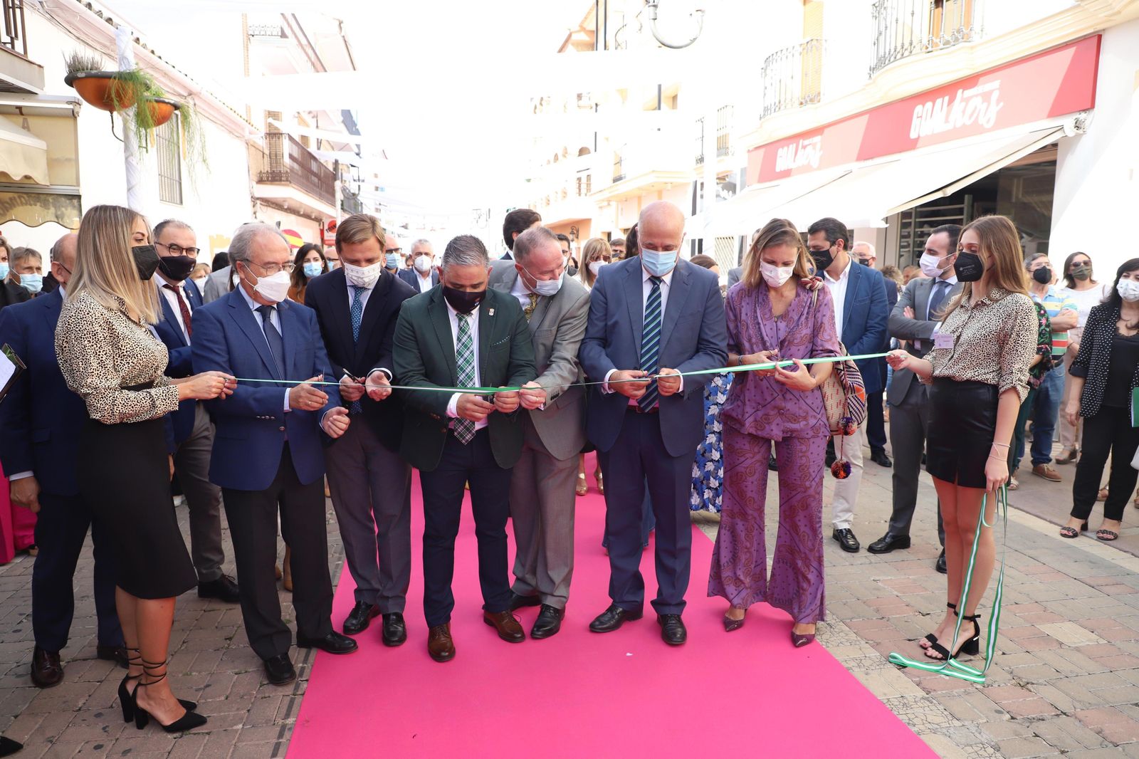 Las autoridades cortan la cinta durante la inauguración de Fuente Palmera de Boda.