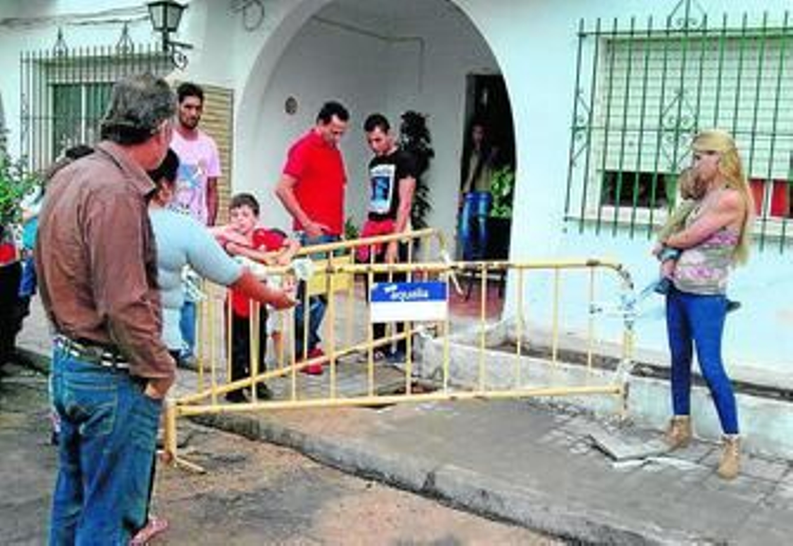 Momento del corte de agua en las viviendas del MOPU, okupadas por diez familias.