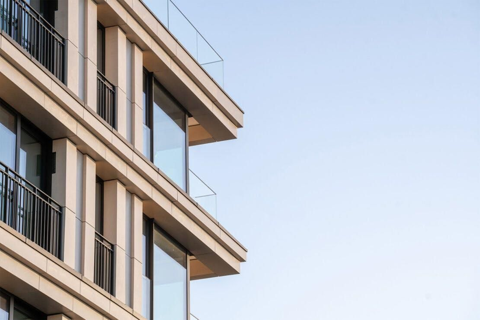 PREMIO INTERNACIONAL EUROPA: Baltic Infinity. Complejo residencial y hotelero en primera línea de playa cuya fachada ventilada ha sido ejecutada íntegramente con Dekton. El edificio, de cinco plantas, alberga 161 apartamentos, mientras que la planta baja incorpora locales comerciales, restaurante, spa y áreas de bienestar.