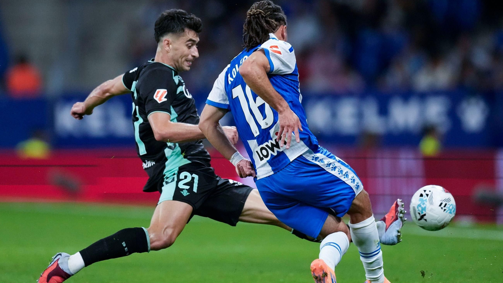 El bético Marc Roca disputa un balón con el jugador del Espanyol Koleosho.