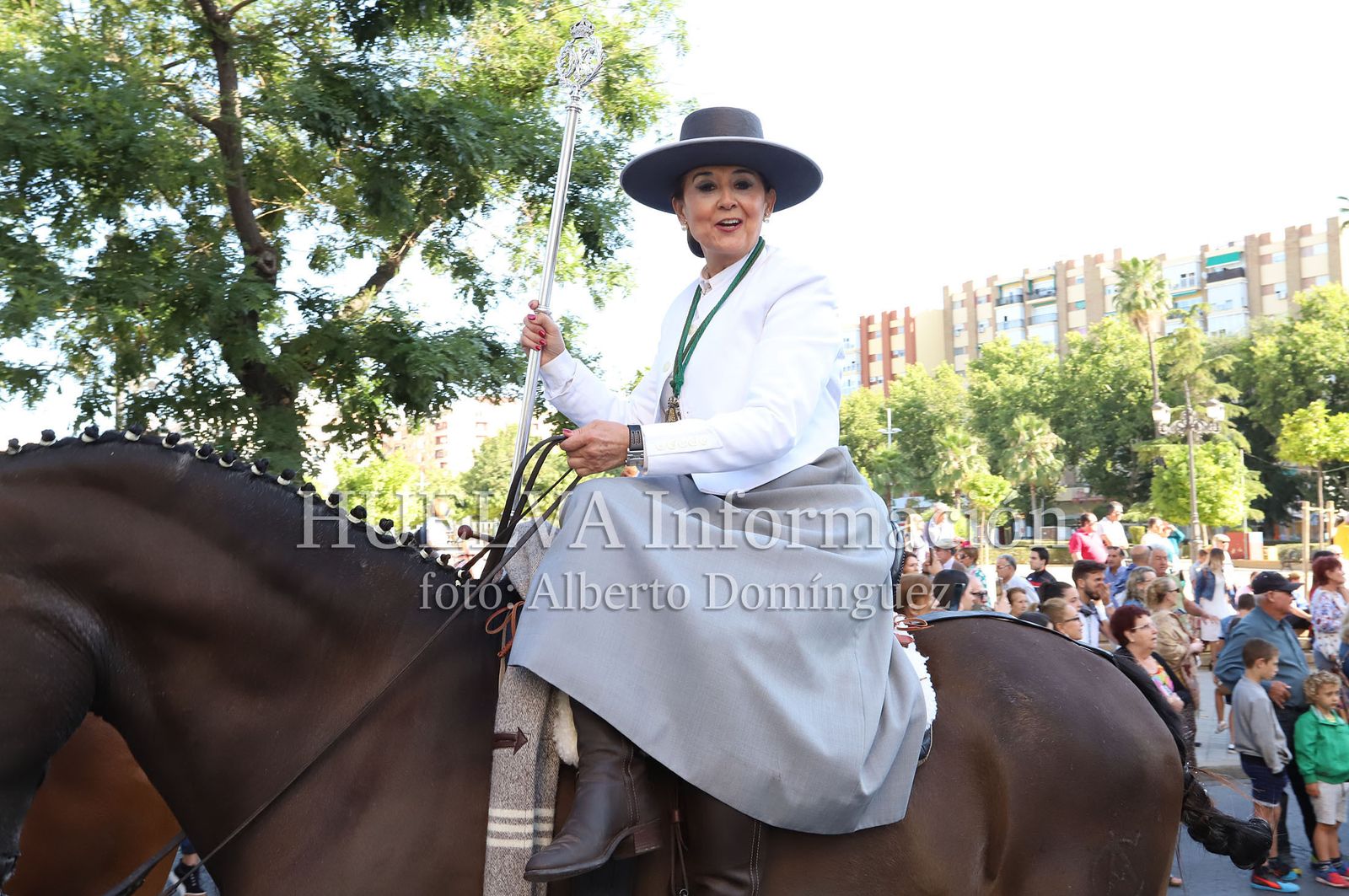 Imágenes de ambiente en la salida de la Hermandad de Huelva