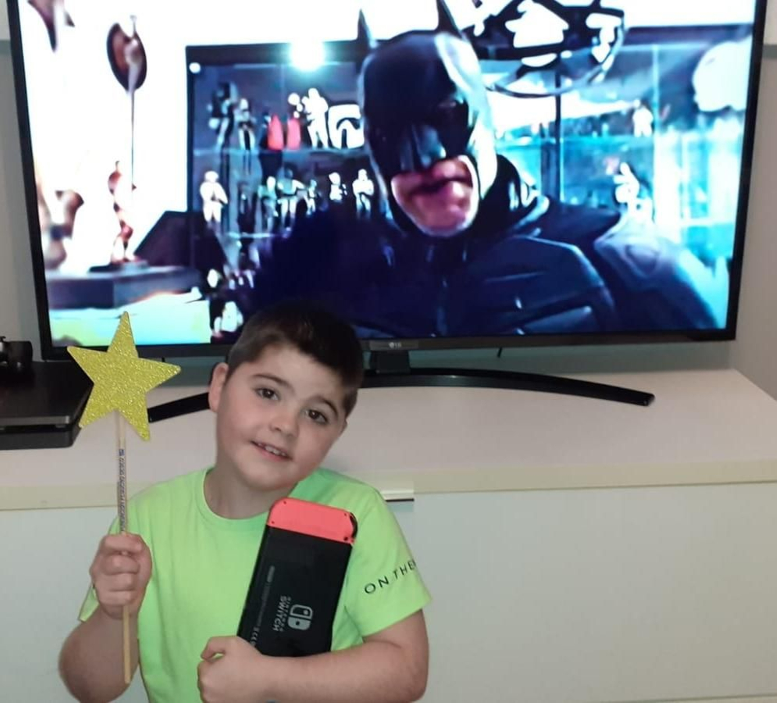 El pequeño Ricardo, con la videoconsola que le regaló su superhéroe favorito