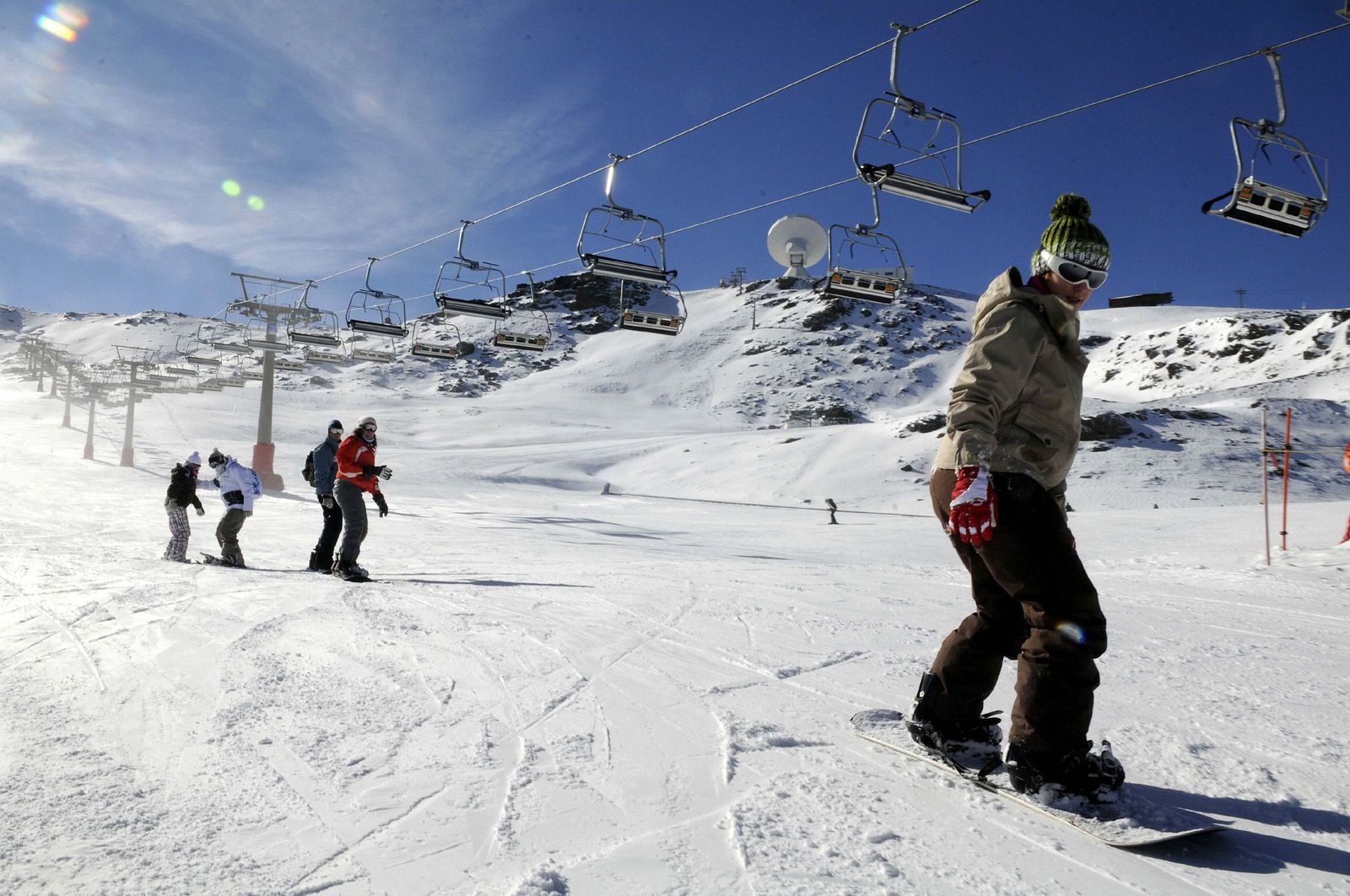 La estación de Sierra Nevada presenta el mayor desnivel esquiable del Estado con 1.200 metros y tiene 105 kilómetros entre 120 recorridos.