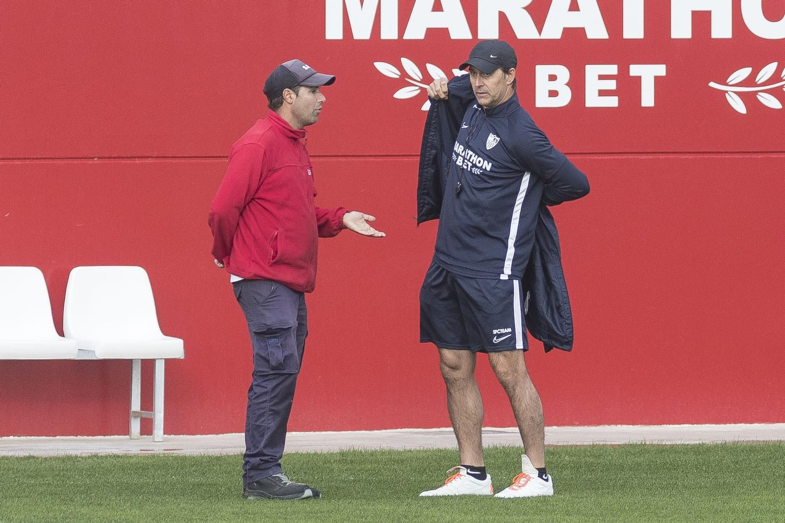 Julen Lopetegui, junto a un operario de instalaciones del Sevilla F.C.