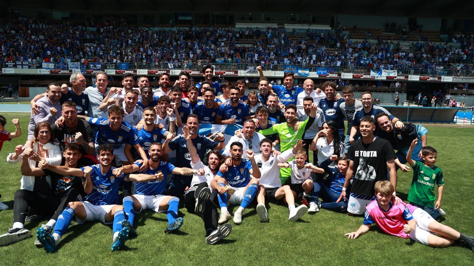 Los jugadores xerecistas celebran el ascenso virtual en el césped del Municipal de Chapín.