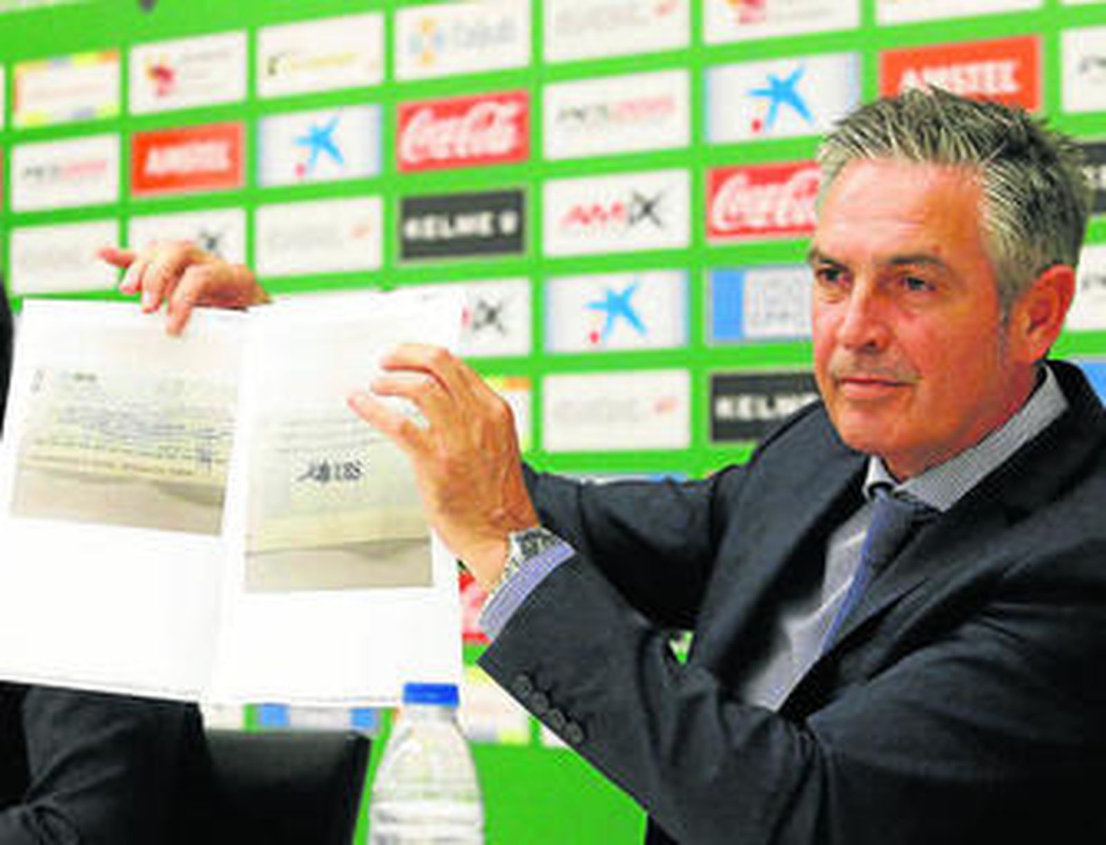 Juan Anguix, presidente del Elche, muestra unos documentos durante su comparecencia.