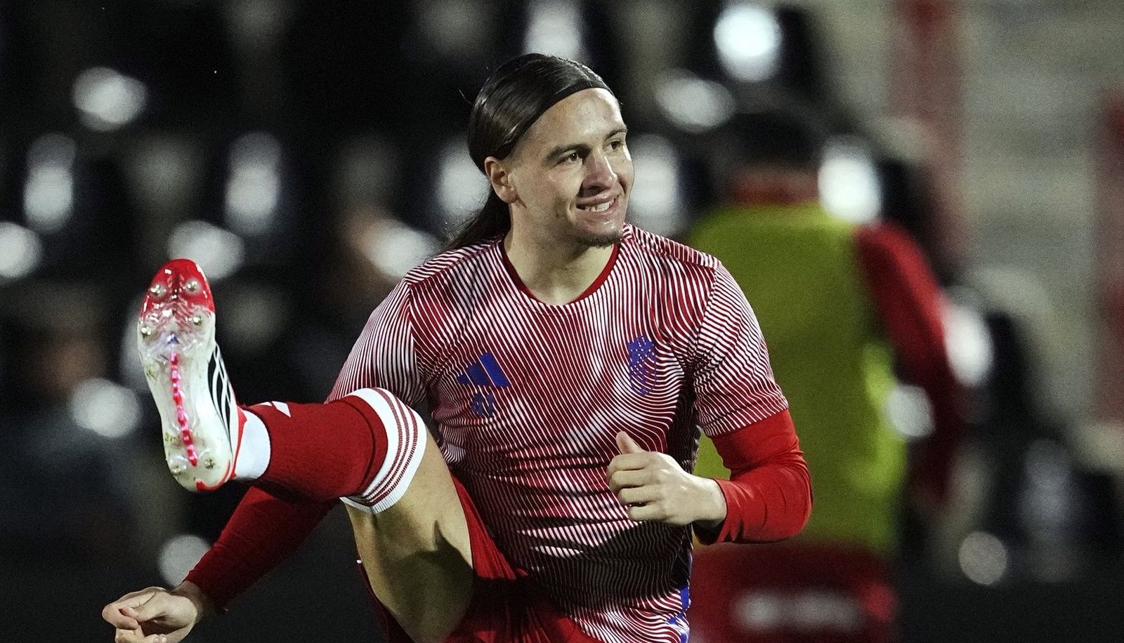 Izan González caliente sobre el césped del Alfonso Murube.