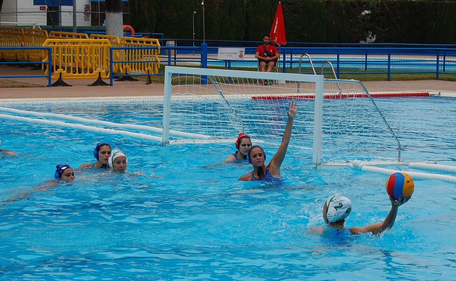 Las jugadoras del Dos Hermanas, en acción