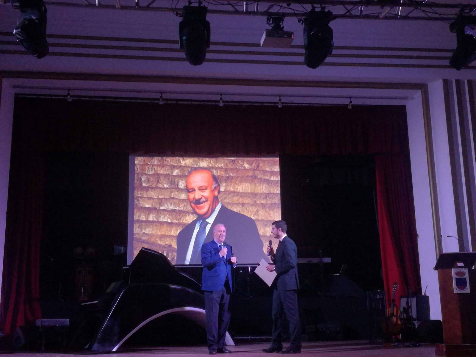 1 A 3. Vicente del Bosque disfrutó de una visita cargada de cariño y reconocimiento por parte del pueblo de Minas de Riotinto.