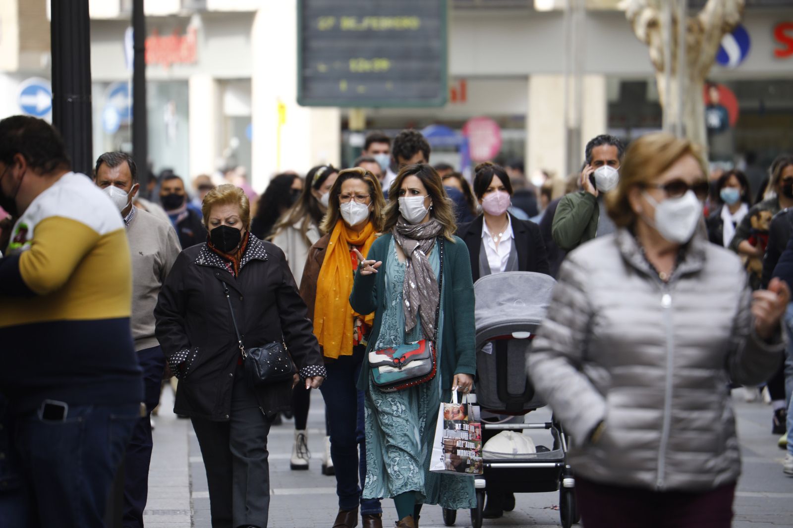 El buen tiempo llena las calles y terrazas en el primer día del Puente de Andalucía en Córdoba