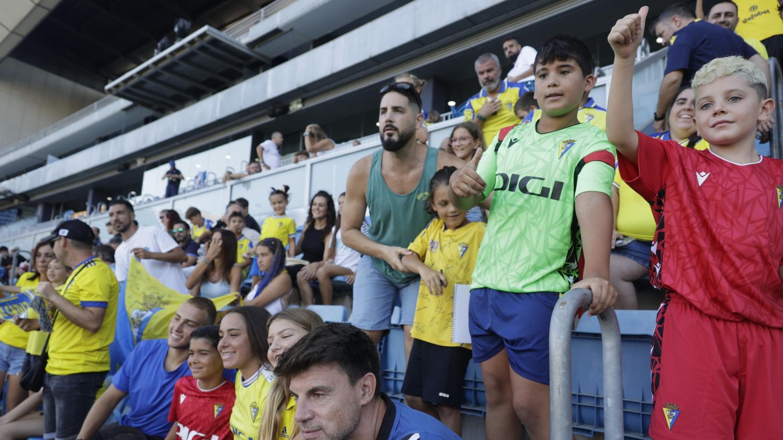 Los más pequeños intercambian gestos con los futbolistas en mitad del entrenamiento. Los más pequeños intercambian gestos con los futbolistas en mitad del entrenamiento.