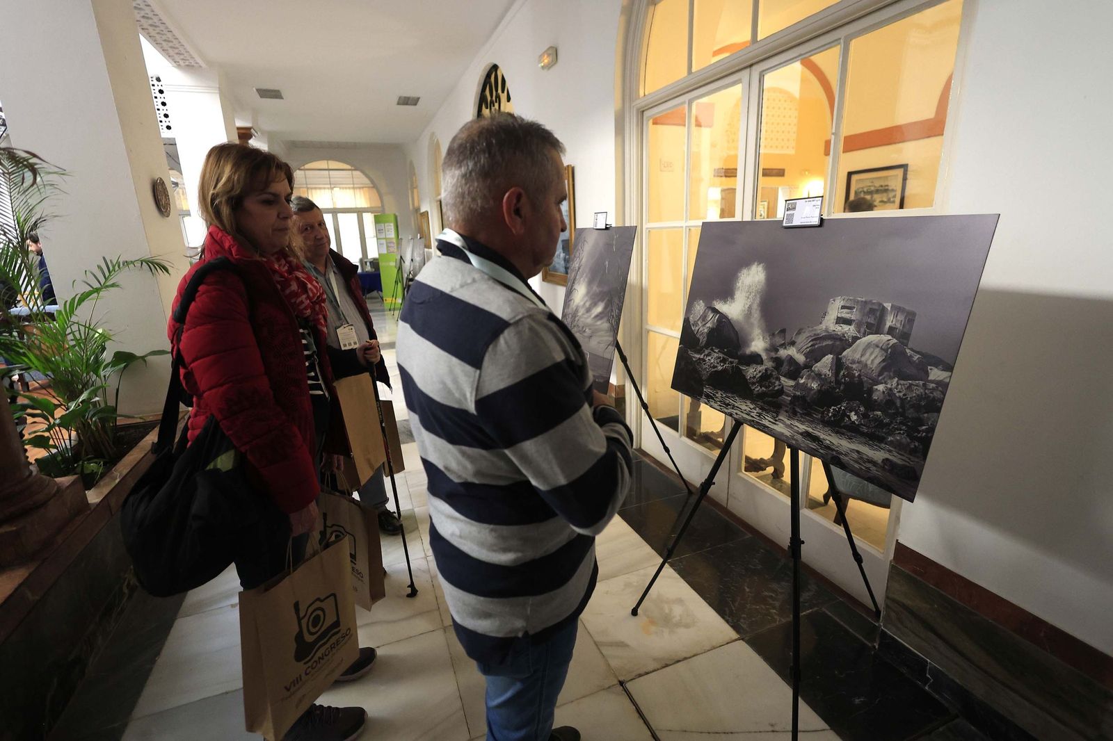 Fotos de las exposiciones "Testimonio de guerra" y "I Concurso Internacional de Fotografía Iulia Traducta" en el Congreso Andaluz de Fotografía en Algeciras