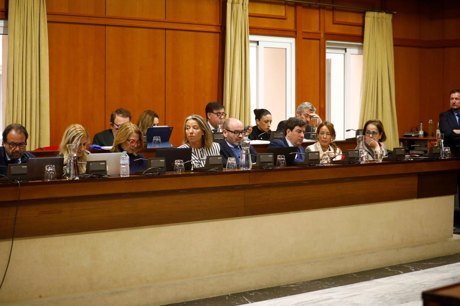 Las imágenes del Pleno suspendido por las protestas de los vecinos de Villarrubia Las imágenes del Pleno suspendido por las protestas de los vecinos de Villarrubia