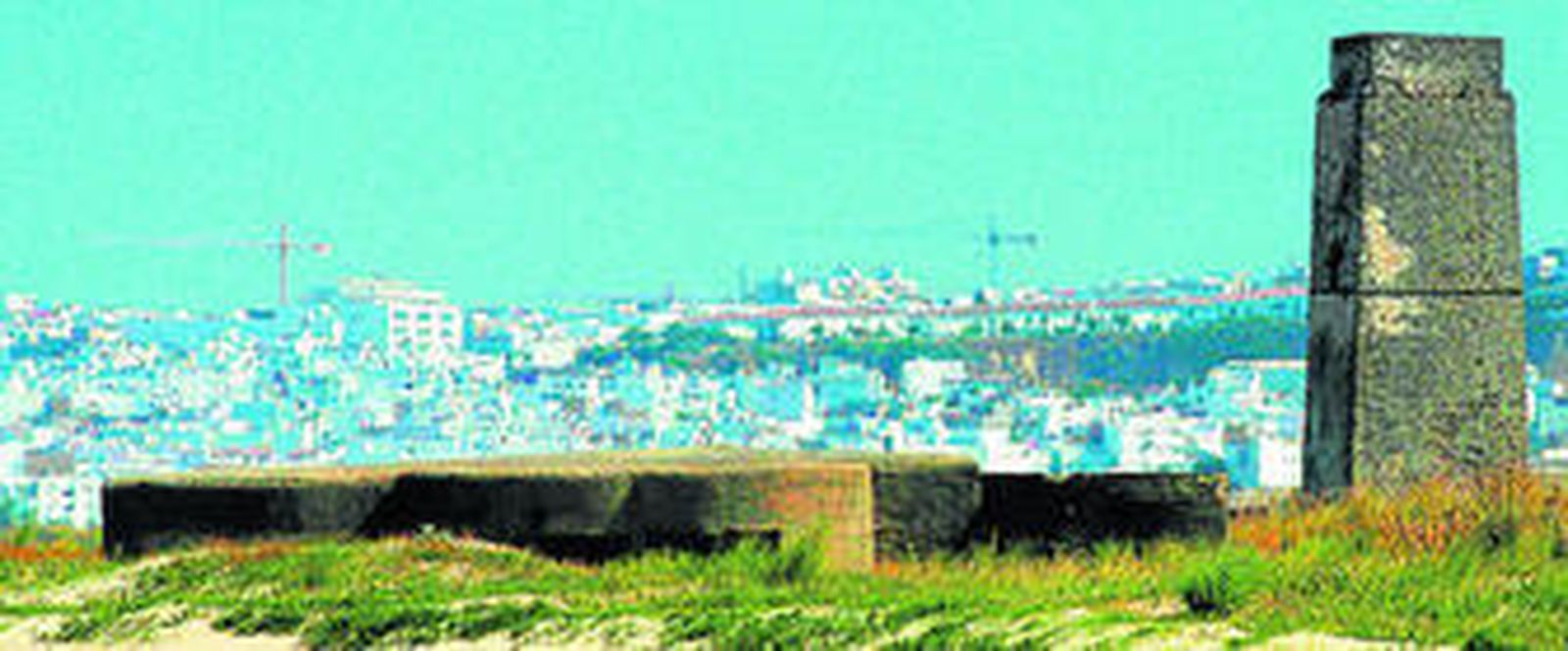 Vista de la torre de Castilnovo, con Conil de fondo, en una imagen de archivo.