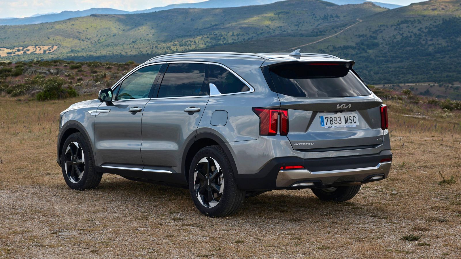 Todas las llantas son de nuevo diseño. En el Diesel se emplean, de serie, sólo de 18" para los tres acabados, por las de 19" de los híbridos. Todas las llantas son de nuevo diseño. En el Diesel se emplean, de serie, sólo de 18" para los tres acabados, por las de 19" de los híbridos.