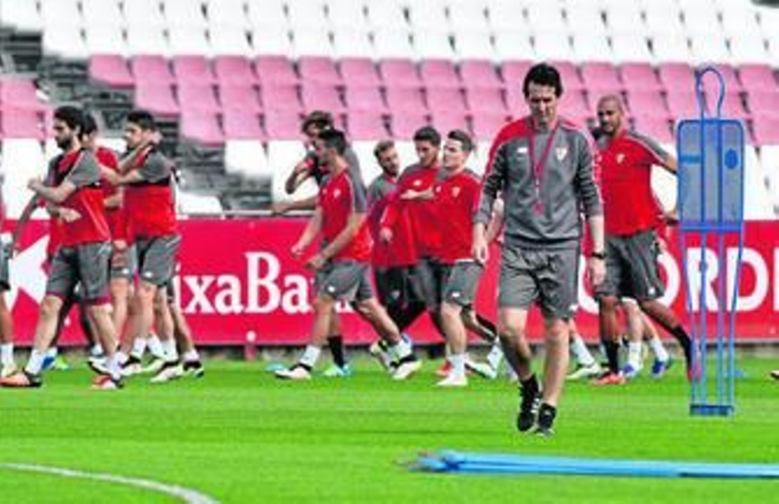 Unai Emery, pensativo, durante el entrenamiento de ayer en la ciudad deportiva sevillista.