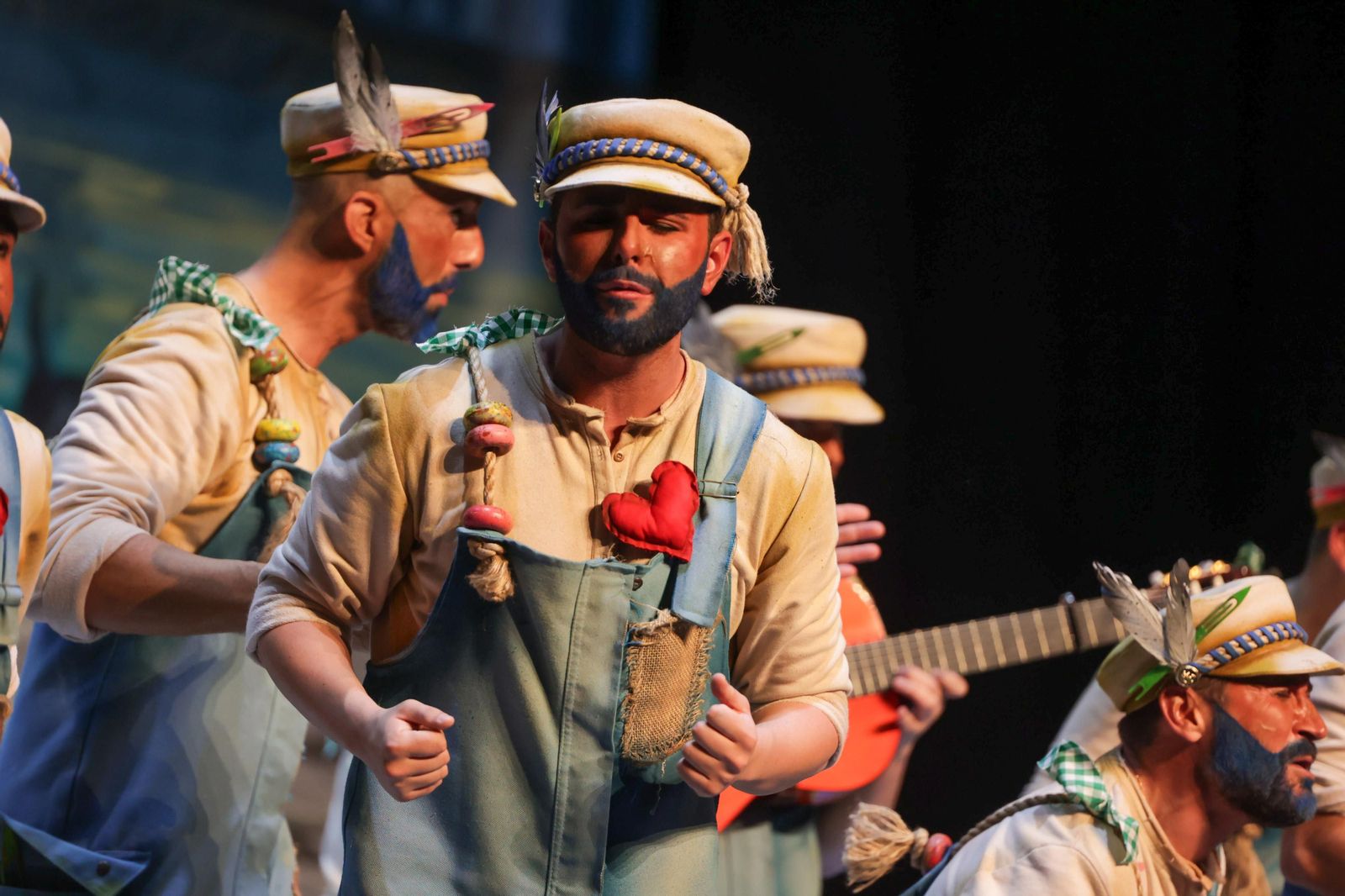 Imágenes de la actuación de la comparsa de Ayamonte "Los que manejan las redes" en las semifinales del Carnaval Colombino