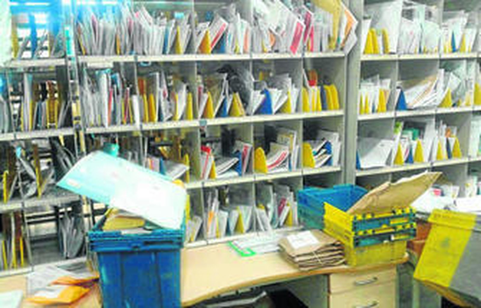 La correspondencia se acumula en la oficina de Correos en la Juan Carlos I