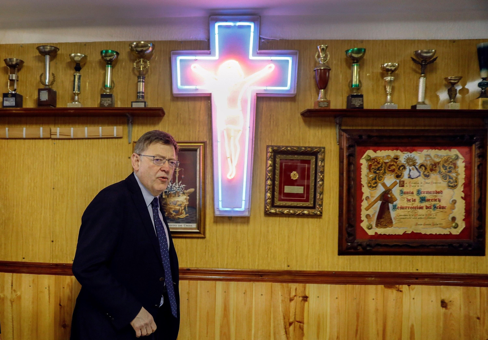 El president de la Generalitat, Ximo Puig, durante su visita en la mañana de ayer a una de las cofradías de la Semana Santa Marinera de Valencia.