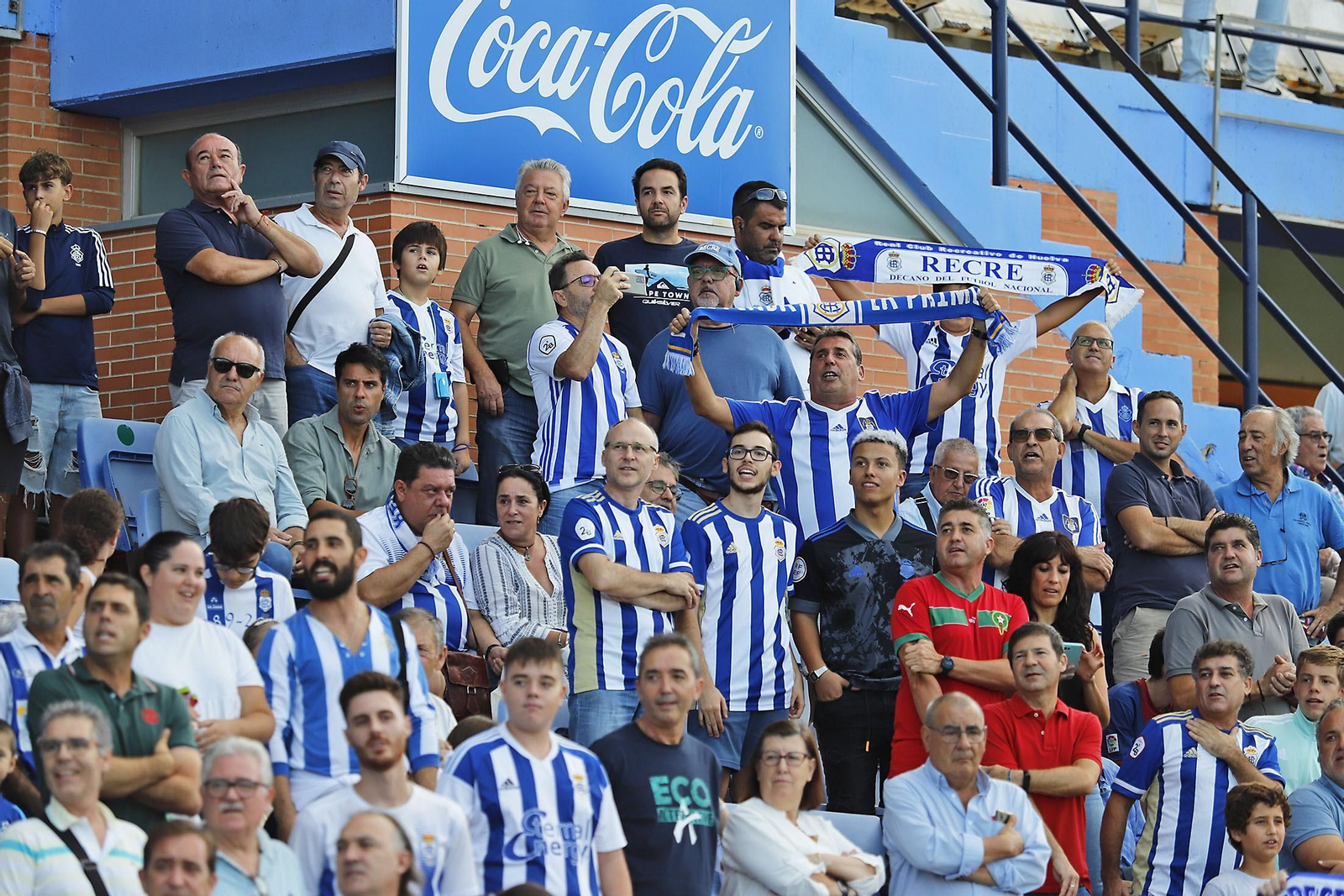 Imágenes del ambiente en el Recreativo de Huelva y Antequera CF