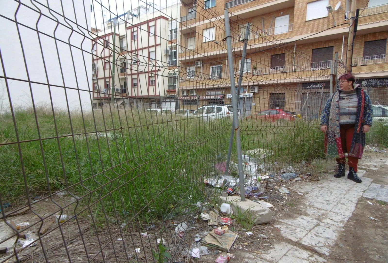Monica Rossi, junto a un solar con basura en la barriada del Higueral.