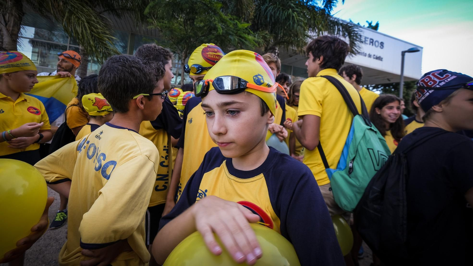 Los clubes de natación y watwerpolo de Cádiz, concentrados frente a la piscina