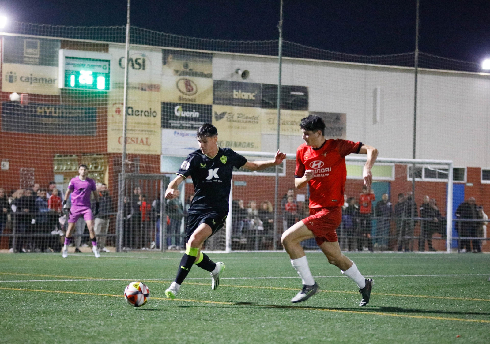 El delantero de La Cañada presiona a un rival en el derbi almeriense del pasado domingo.