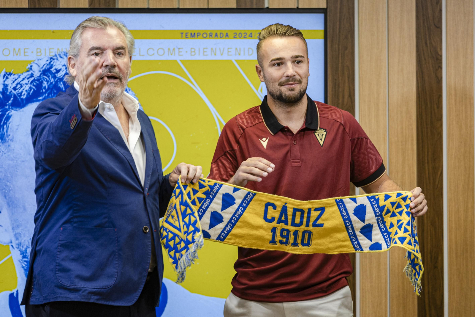 Las inusuales imágenes de la presentación de Ontiveros como nuevo jugador del Cádiz CF