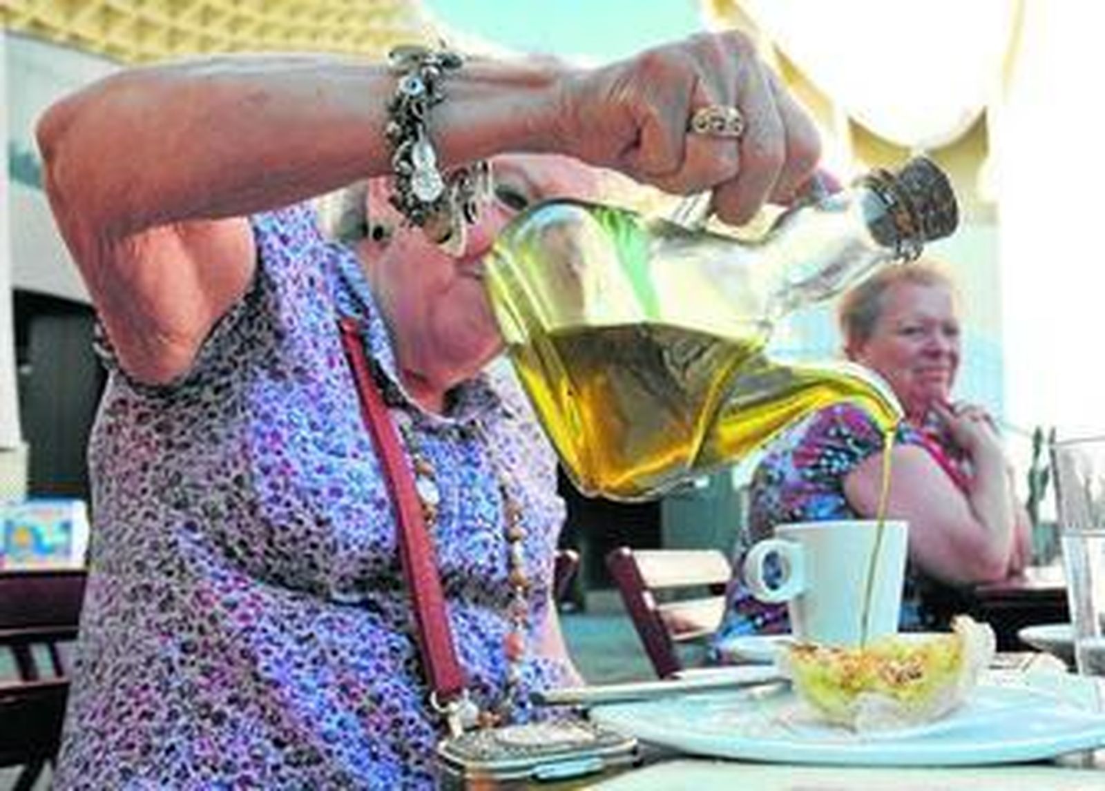 Desayuno con aceite de oliva servido con una aceitera.