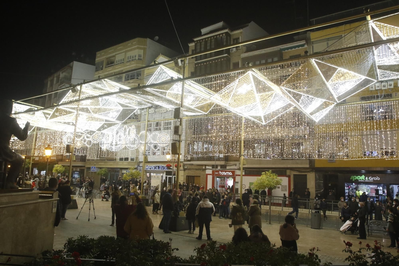 El encendido del espectacular alumbrado navideño de Puente Genil, en fotografías