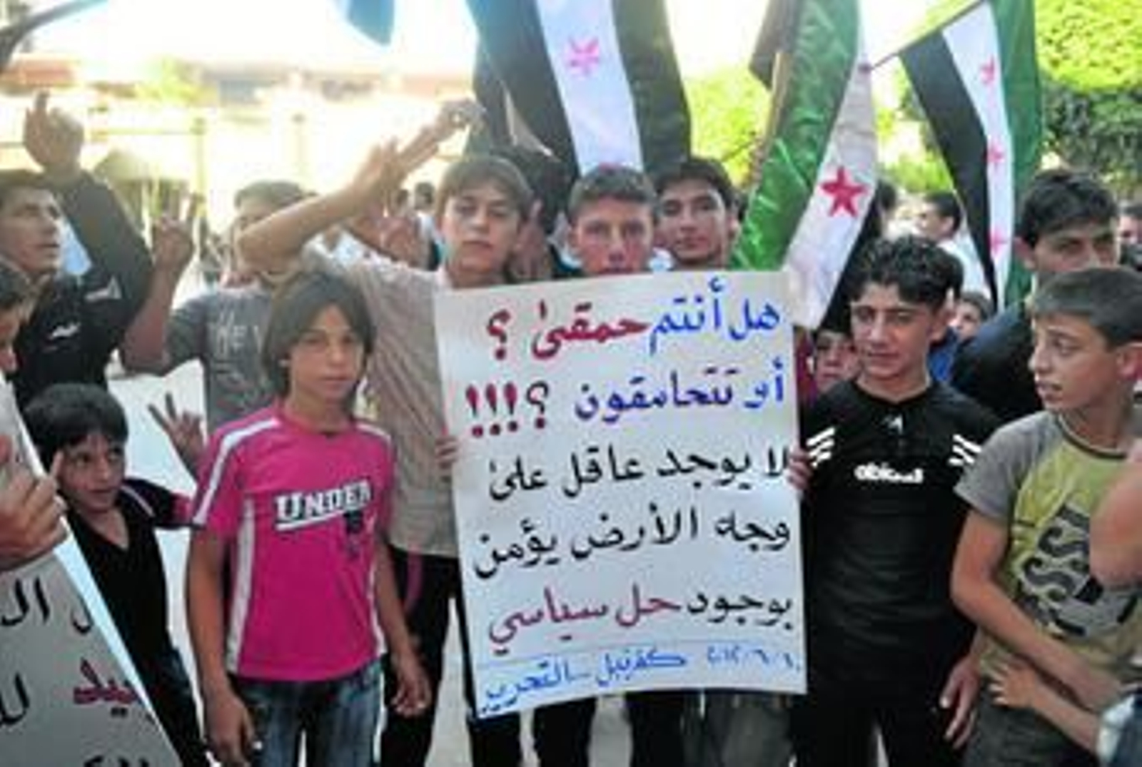 Manifestantes protestan contra el presidente Al Asad en Kafranbel, cerca de Idlib.