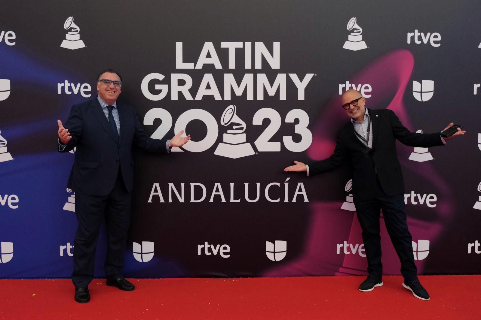 El consejero de Turismo con el presidente de la Academia de los Grammy Latinos