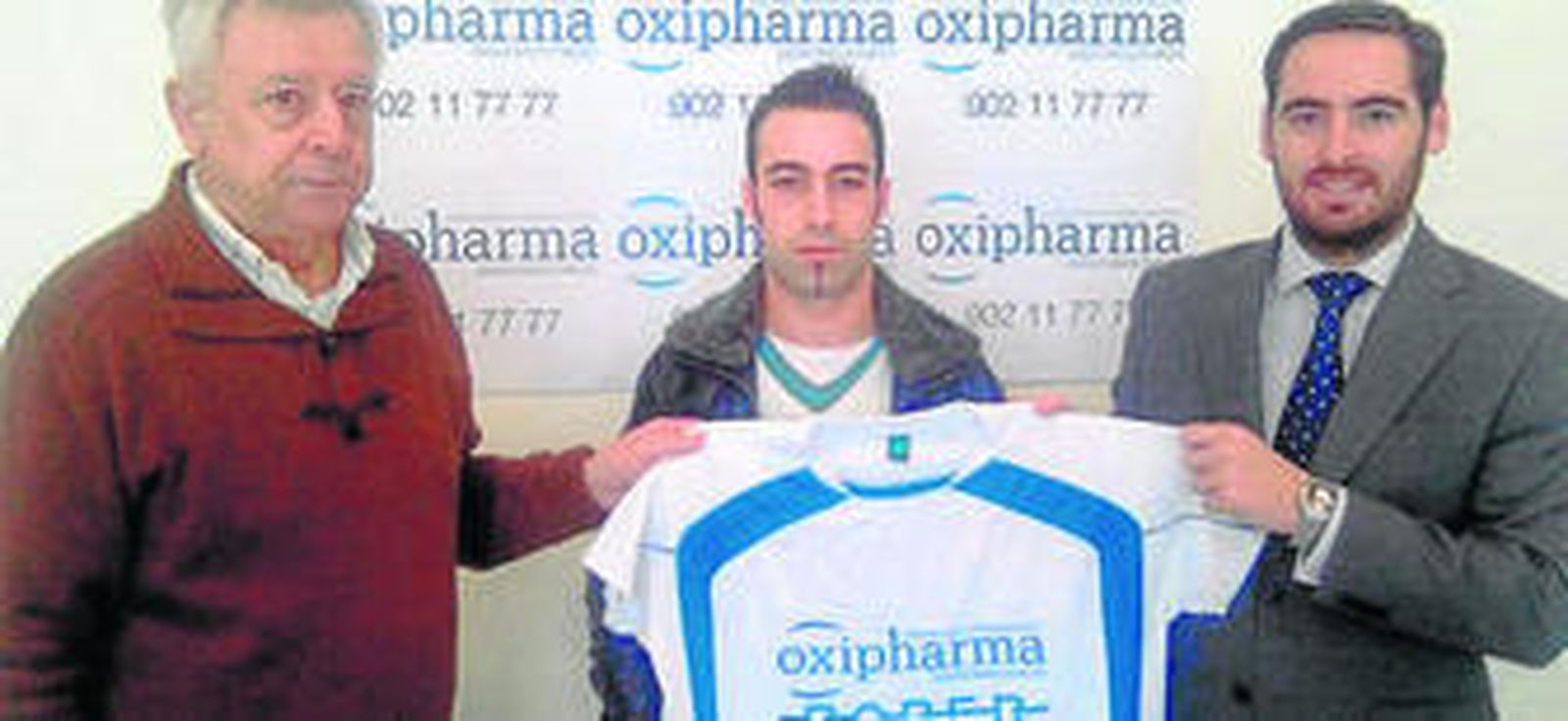 Murado y García Montero flanquean a Toni Novo en su presentación.