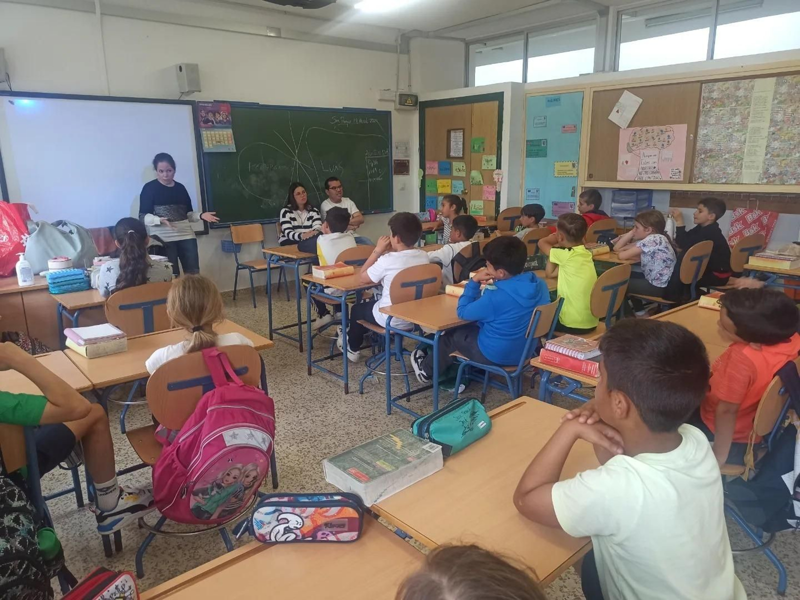Alumnos atienden las explicaciones de los usuarios de esta entidad. Alumnos atienden las explicaciones de los usuarios de esta entidad.