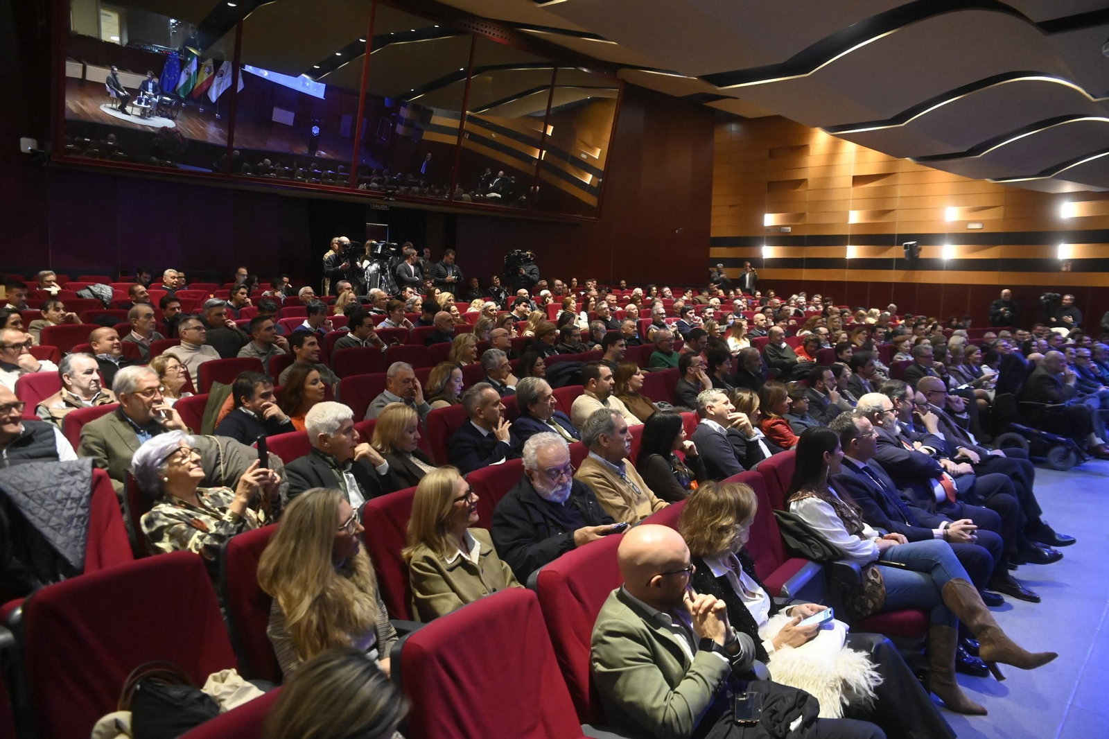 Juanma Moreno presenta en Córdoba su libro 'Manual de convivencia', en imágenes