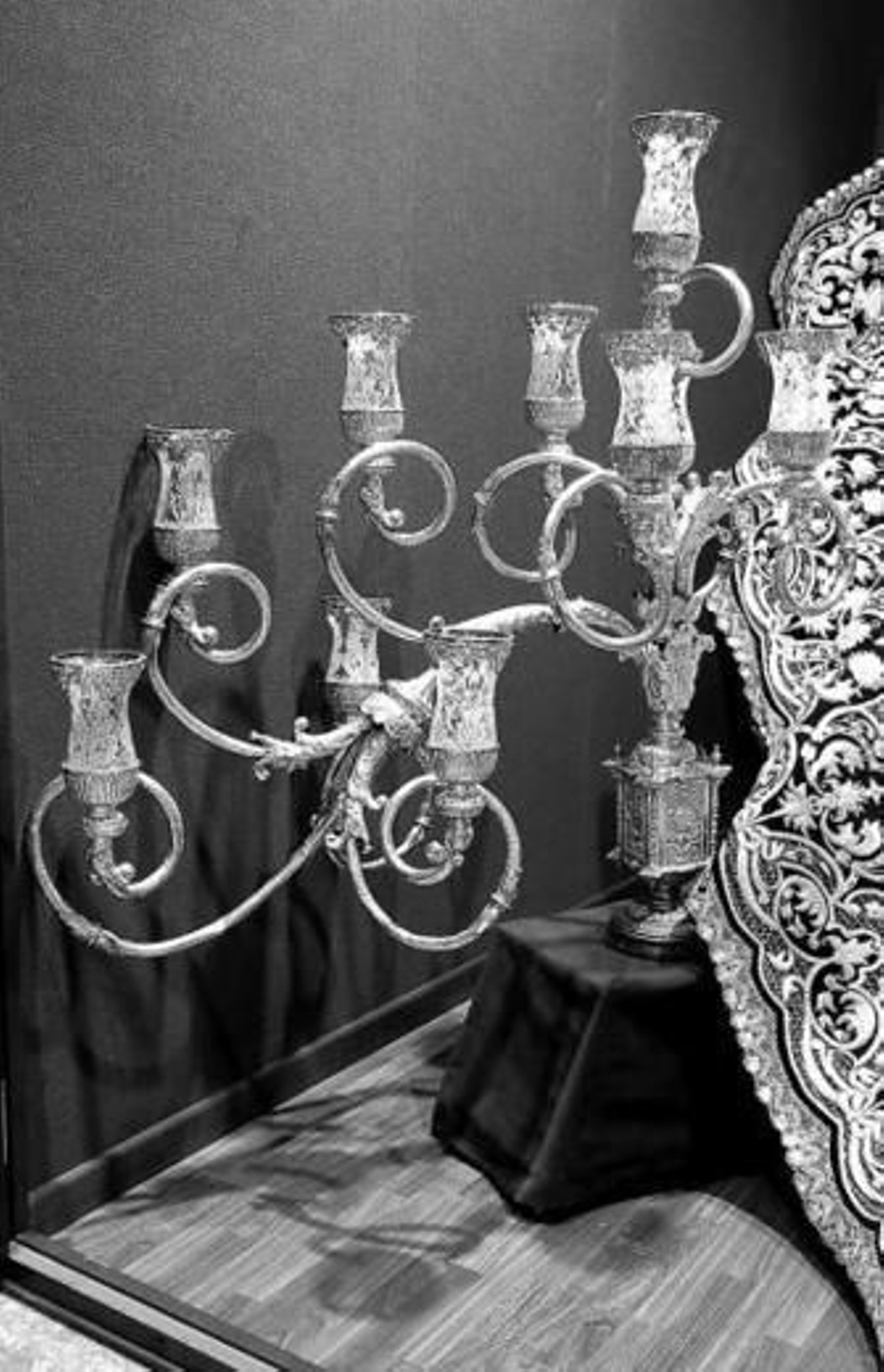 Uno de los actuales candelabros de cola de la cofradia.