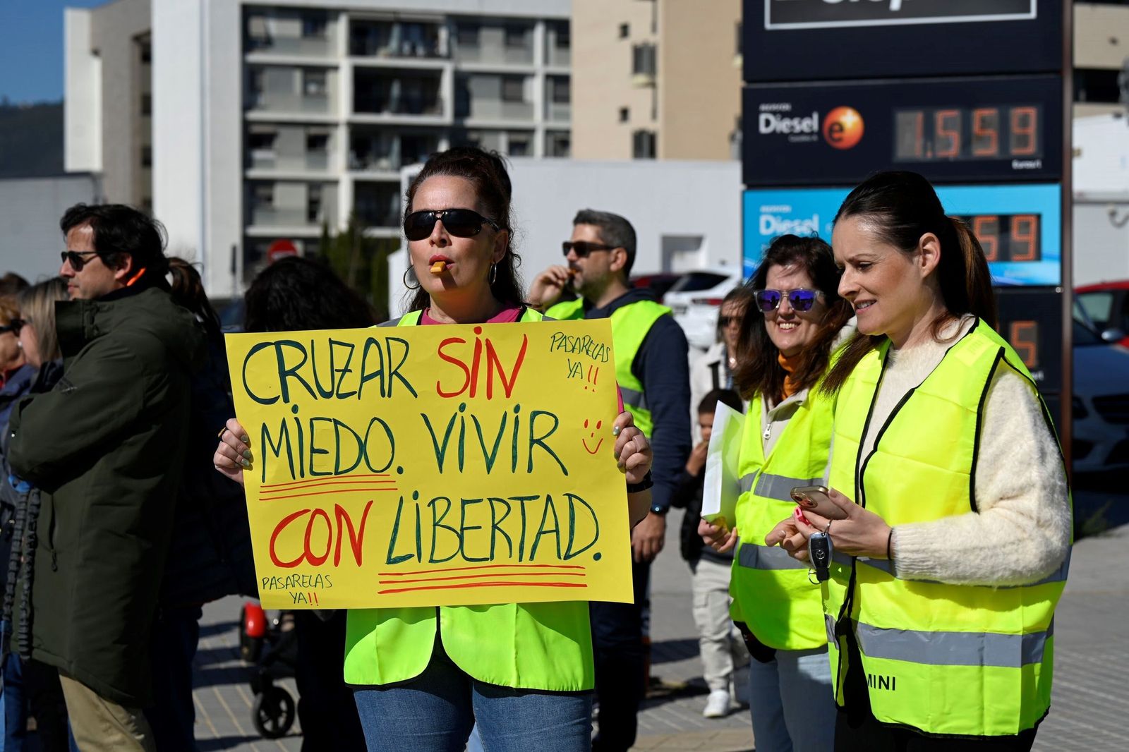 Las imágenes de la concentración de los vecinos de Turruñuelos por una pasarela peatonal sobre la ronda de Poniente