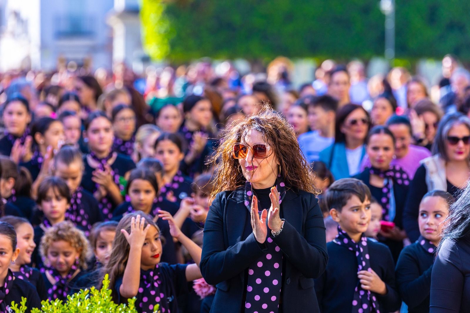 El flamenco toma la plaza del Rey: 'flashmob' de las academias de baile en San Fernando