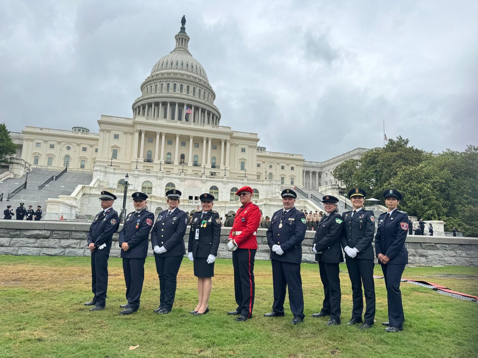 Lola Tejero, cuarta por la izquierda, junto al resto de policías españoles delante del Capitolio.