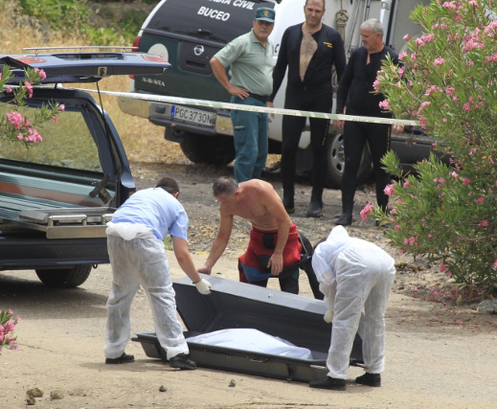 Descuartiza a su hijo y arroja los trozos al río, a la basura y a una zanja